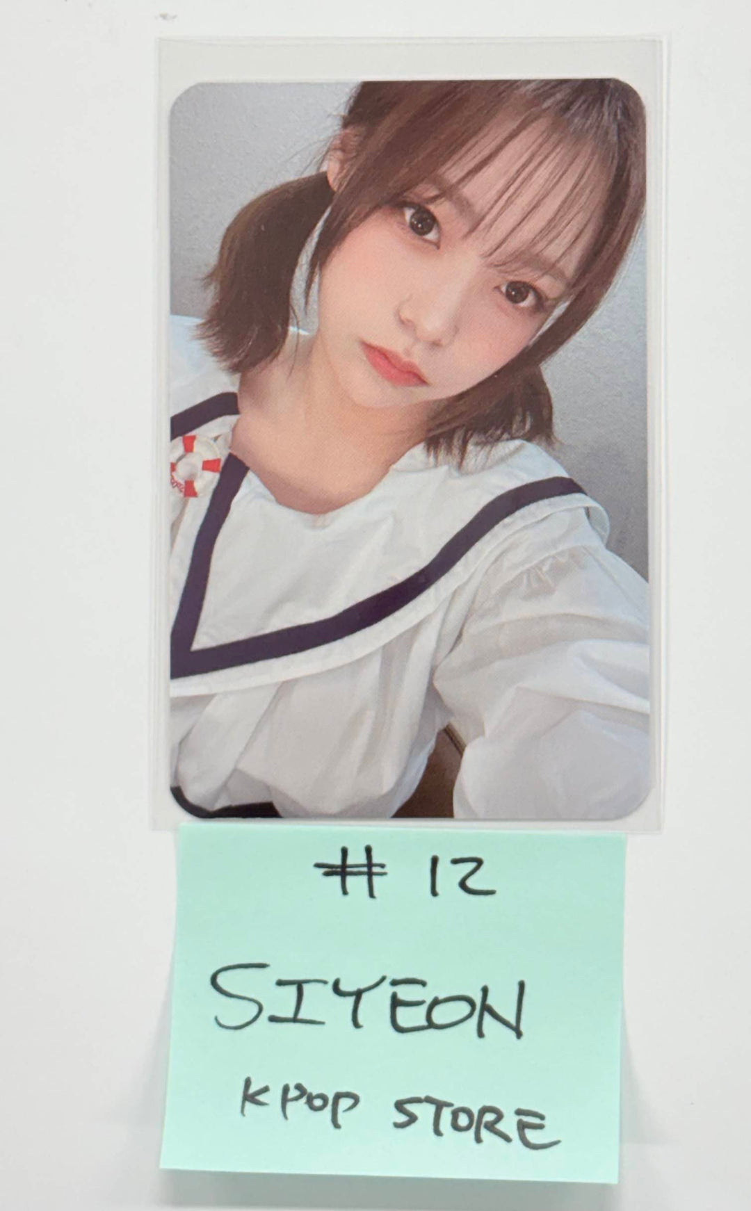 QWER - K POP Store Event Photocard [25.12.30]