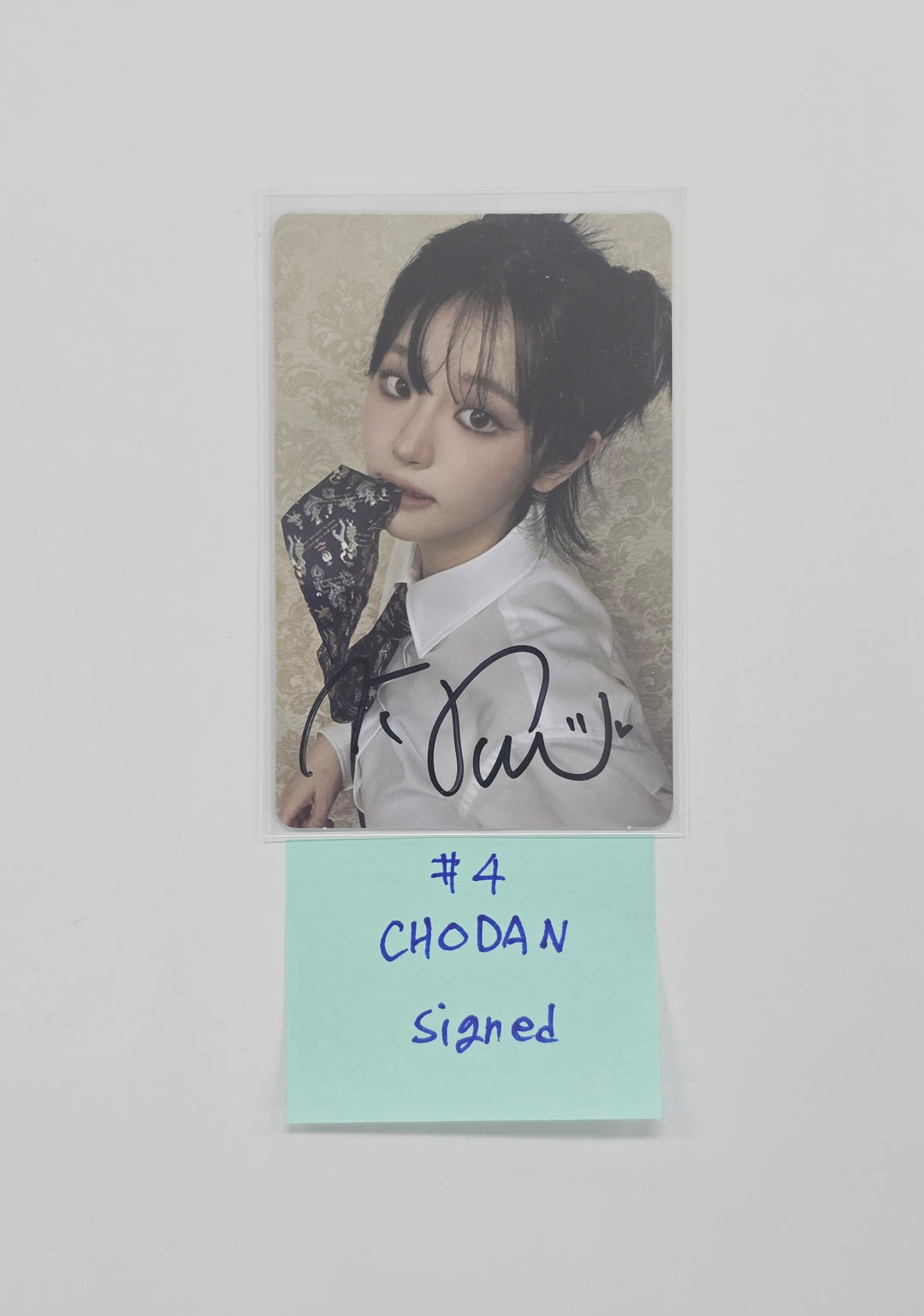 QWER - Hand Autograhped(Signed) Photocard [26.01.05]