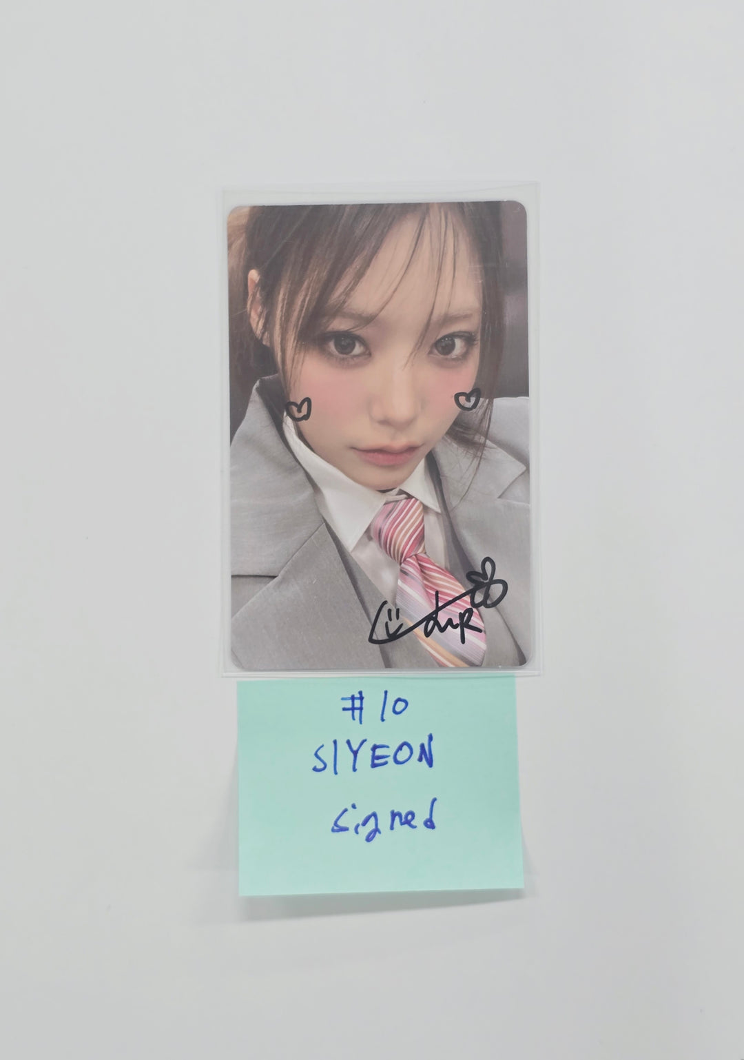 QWER - Hand Autograhped(Signed) Photocard [26.01.05]