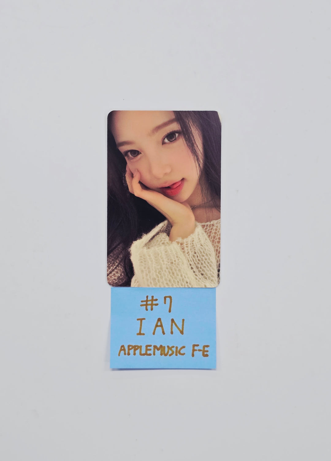 Hearts2Hearts "Focus" - Apple Music Fansign Event Photocard R2 [26.02.03]