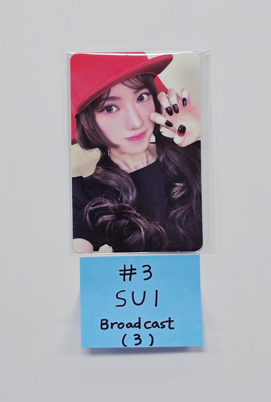 KiiiKiii "Delulu Pack" - Broadcast Photocard [26.02.06]