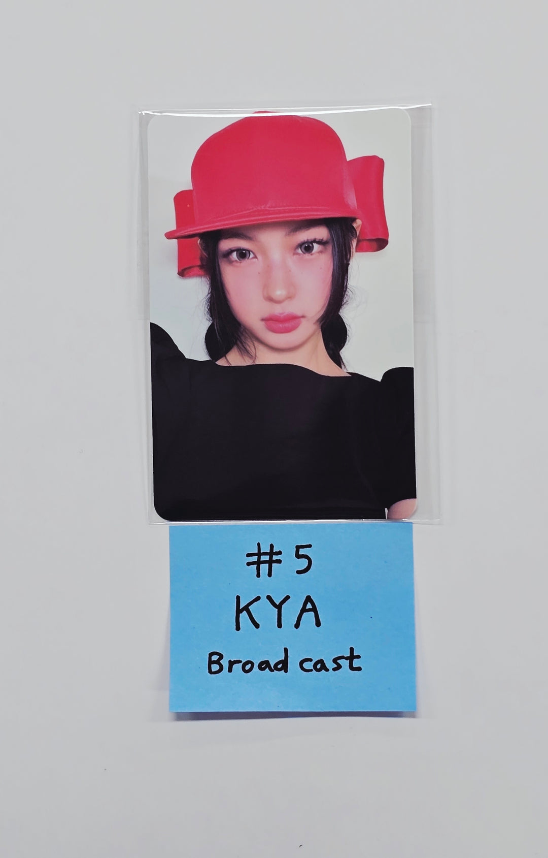 KiiiKiii "Delulu Pack" - Broadcast Photocard [26.02.06]