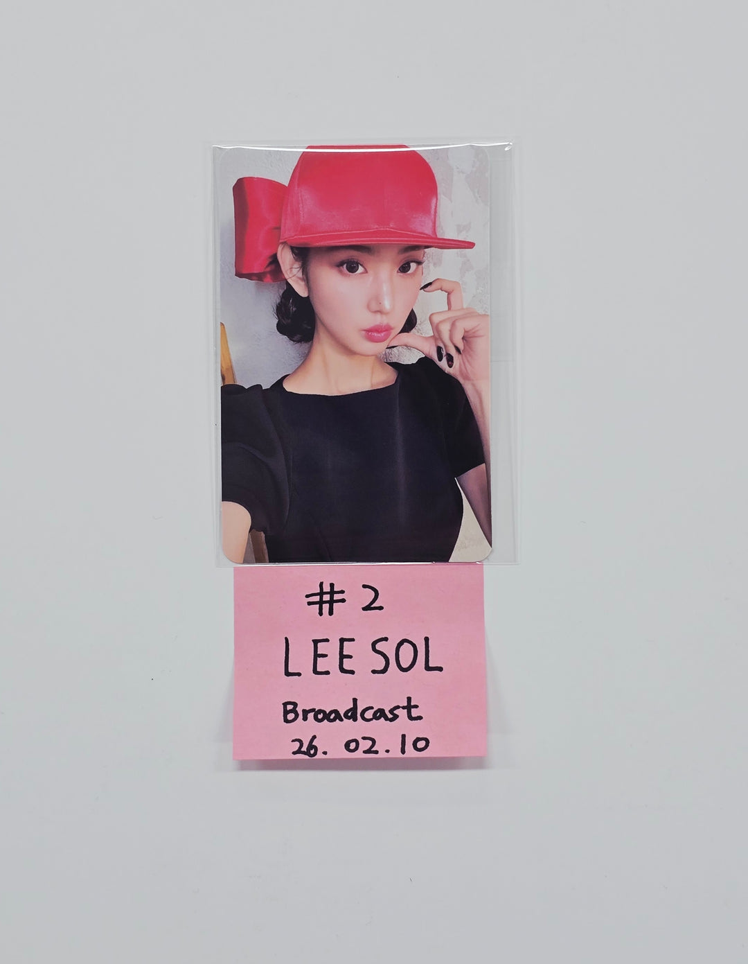 KiiiKiii "Delulu Pack" - Broadcast Photocard [26.02.10]