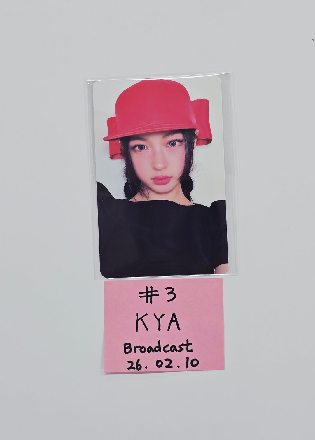 KiiiKiii "Delulu Pack" - Broadcast Photocard [26.02.10]
