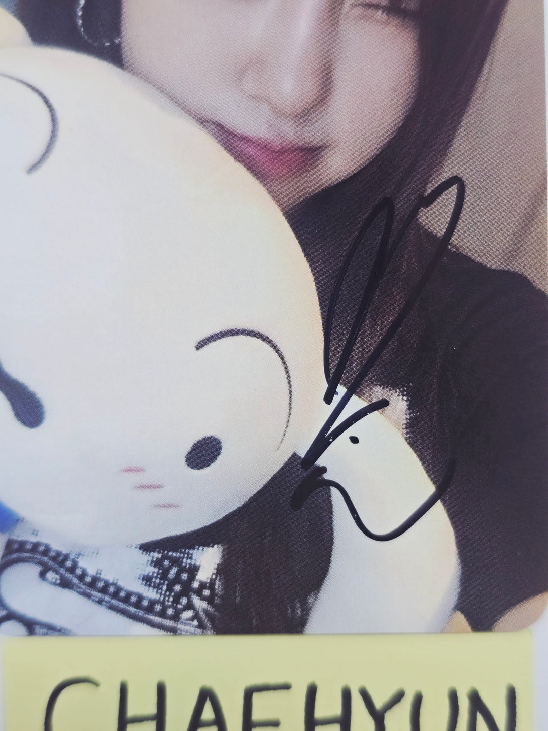 CHAEHYUN (of Kep1er) "BUBBLE GUM" - Hand Autographed(Signed) Photocard [26.02.20]