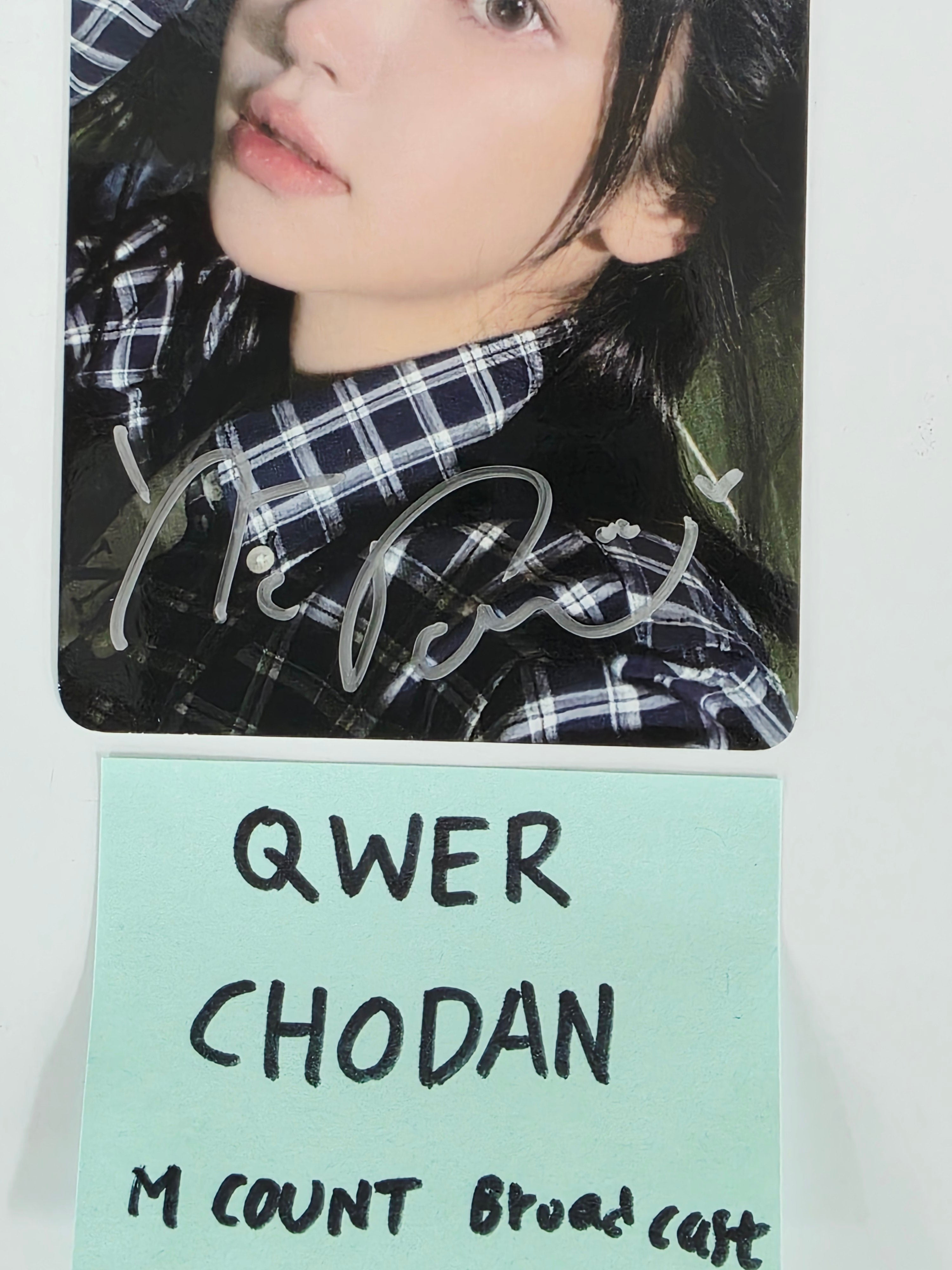 CHODAN (of QWER) - Hand Autographed(Signed) Broadcast Photocard