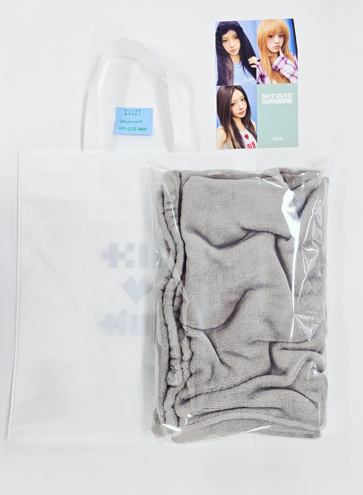 ILLIT "NOT CUTE ANYMORE" - Broadcast Fan Giveaway Photocard + Blanket Set [26.04.29]