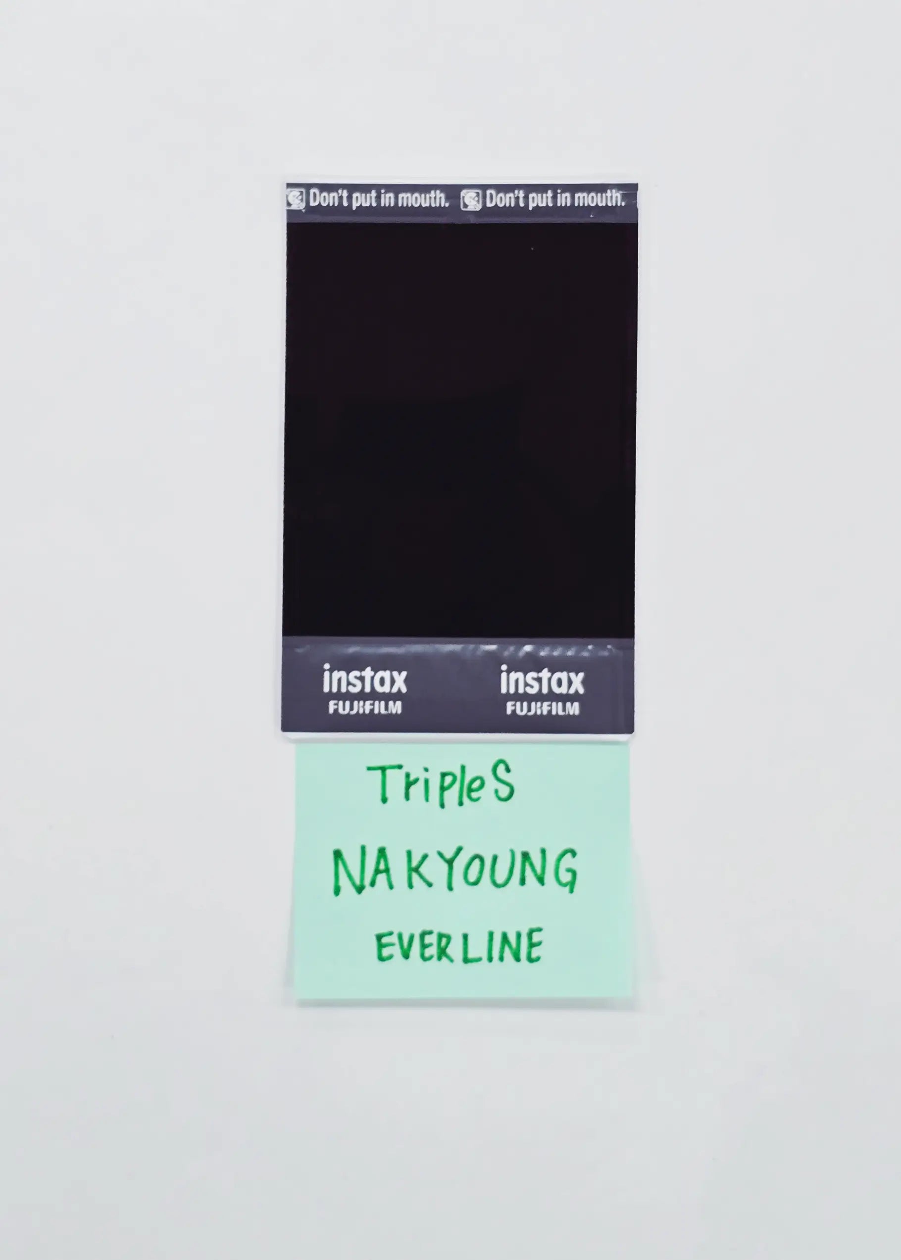 triples aaa 221109 nakyoung サイン入りポラ pola NAKYOUNG (of TripleS) - Hand Autographed(Signed) Polaroid [26.05