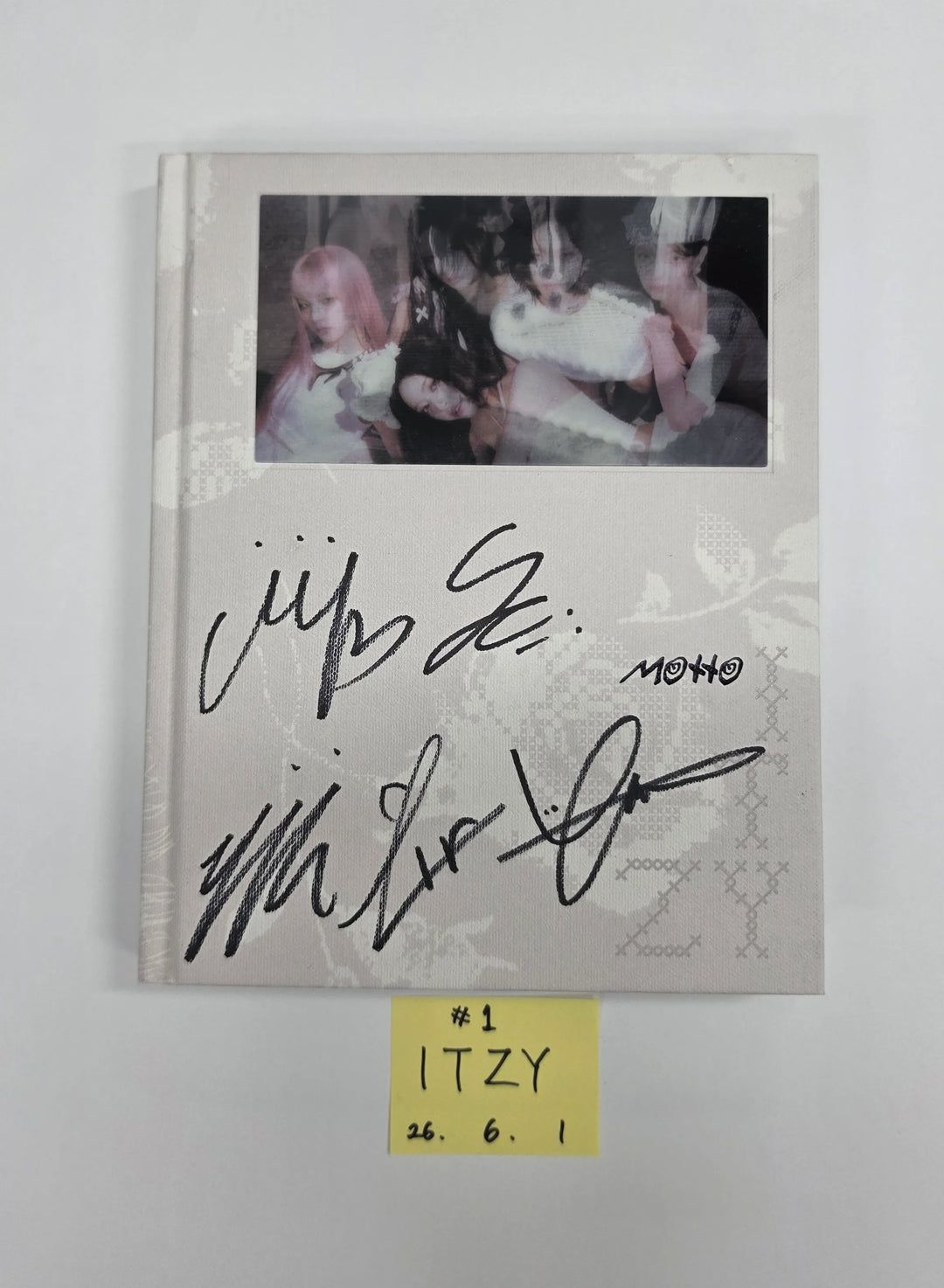 ITZY "Motto"- Hand Autograhped(Signed) Promo Album [26.06.01]