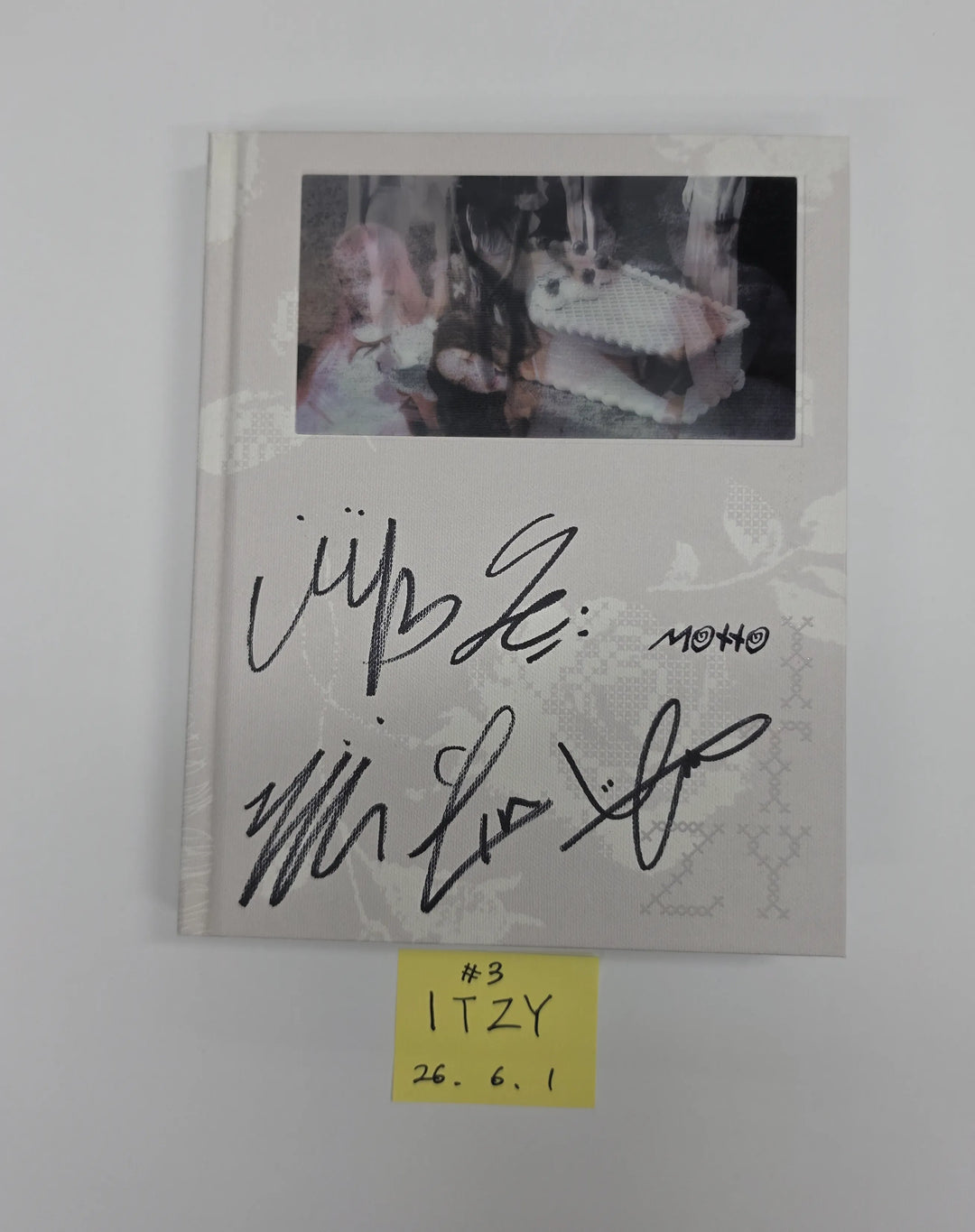 ITZY "Motto"- Hand Autograhped(Signed) Promo Album [26.06.01]