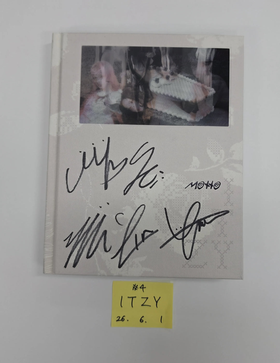 ITZY "Motto"- Hand Autograhped(Signed) Promo Album [26.06.01]