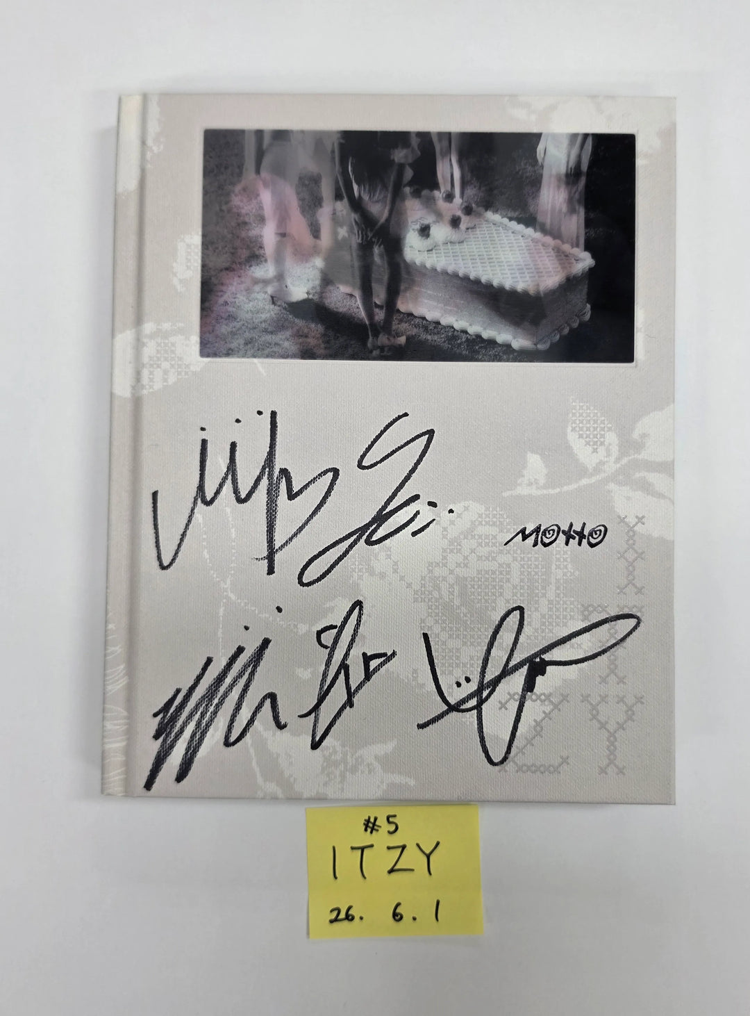 ITZY "Motto"- Hand Autograhped(Signed) Promo Album [26.06.01]