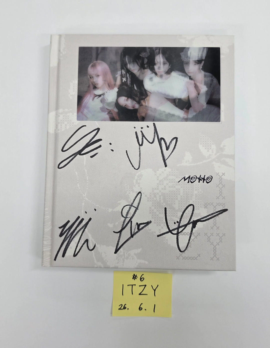 ITZY "Motto"- Hand Autograhped(Signed) Promo Album [26.06.01]