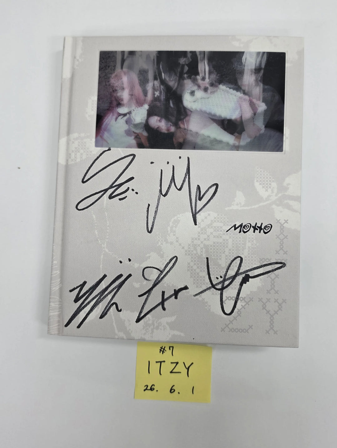 ITZY "Motto"- Hand Autograhped(Signed) Promo Album [26.06.01]
