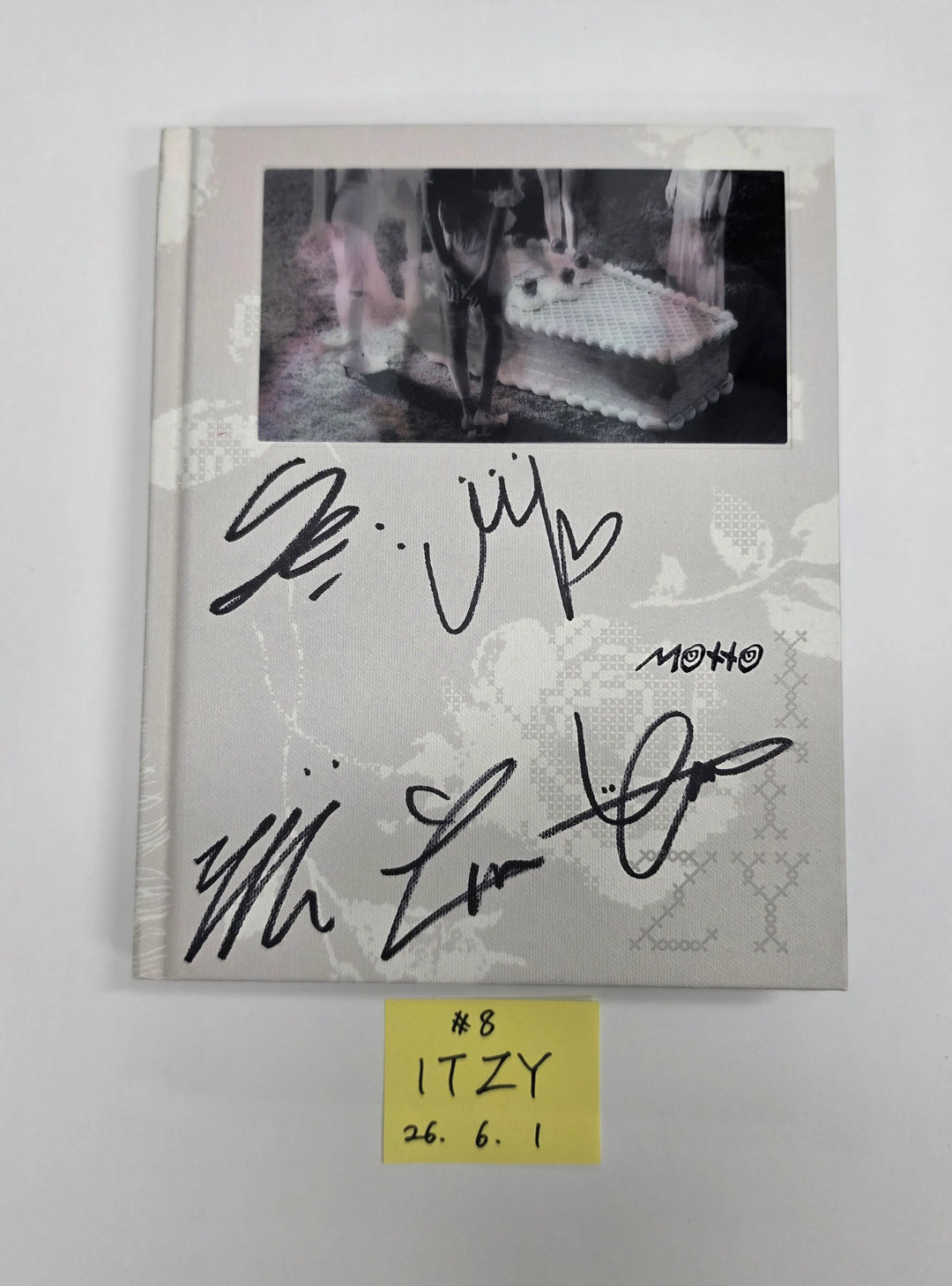 ITZY "Motto"- Hand Autograhped(Signed) Promo Album [26.06.01]