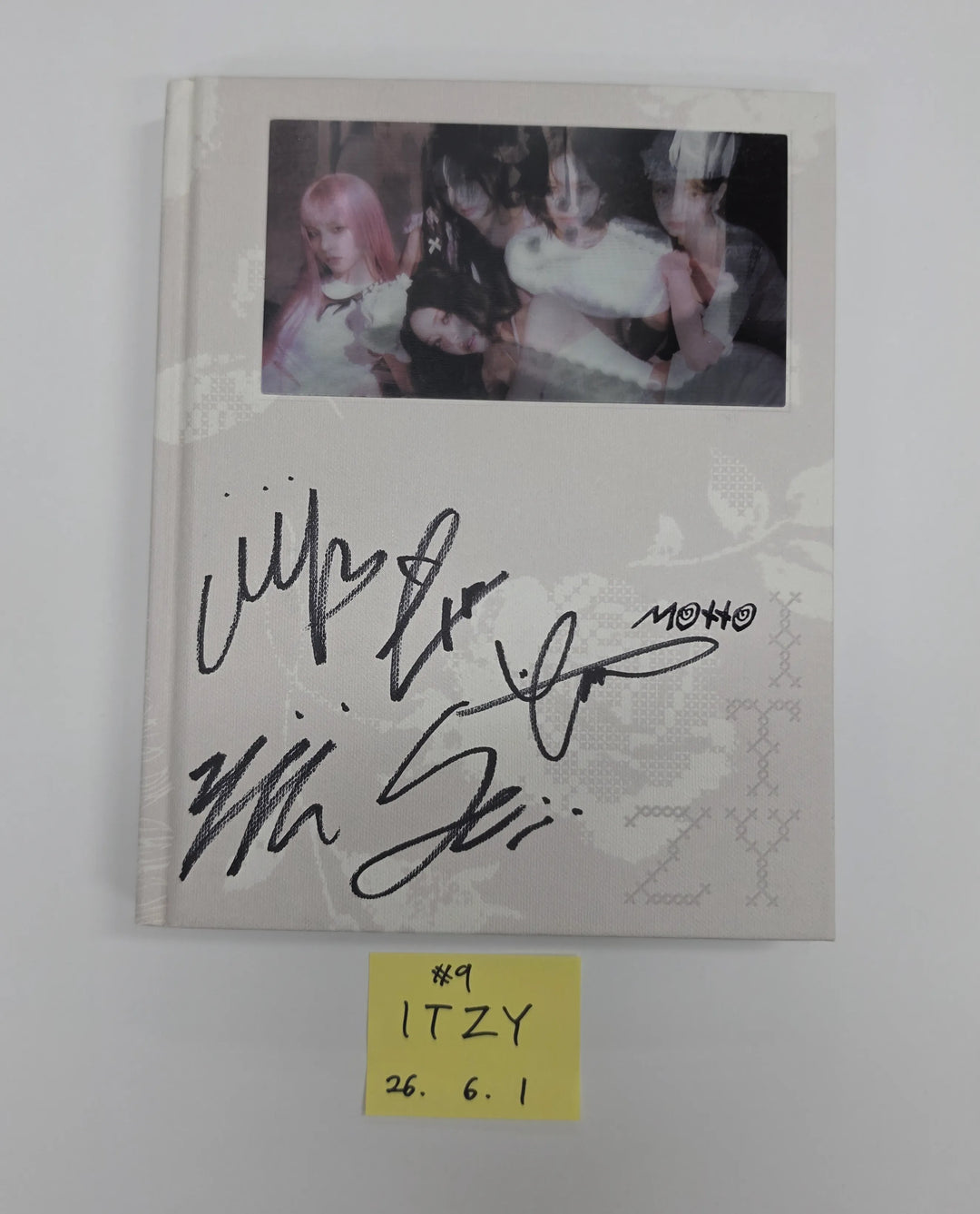ITZY "Motto"- Hand Autograhped(Signed) Promo Album [26.06.01]