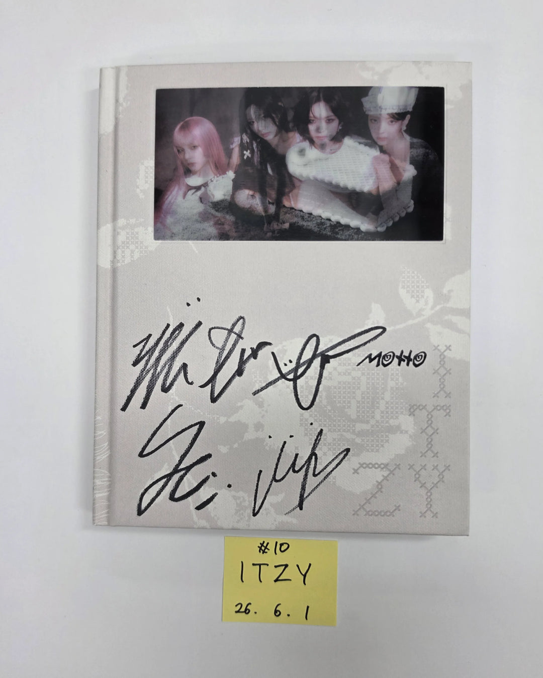 ITZY "Motto"- Hand Autograhped(Signed) Promo Album [26.06.01]