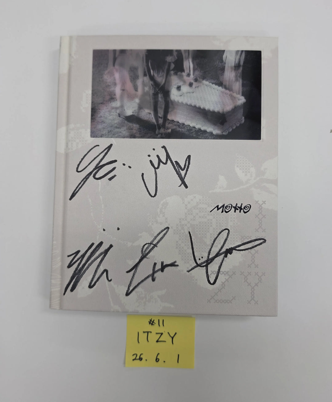 ITZY "Motto"- Hand Autograhped(Signed) Promo Album [26.06.01]