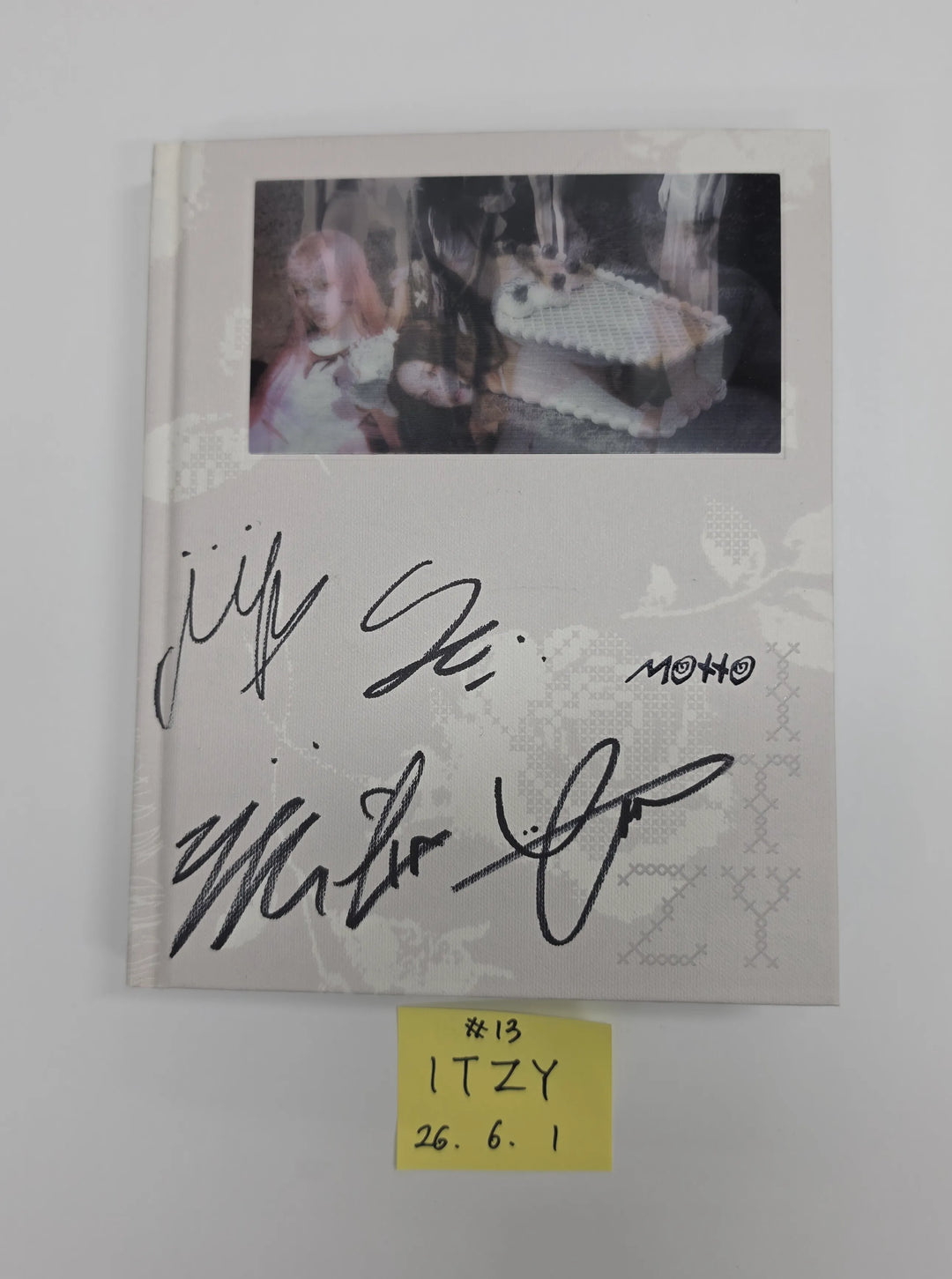 ITZY "Motto"- Hand Autograhped(Signed) Promo Album [26.06.01]