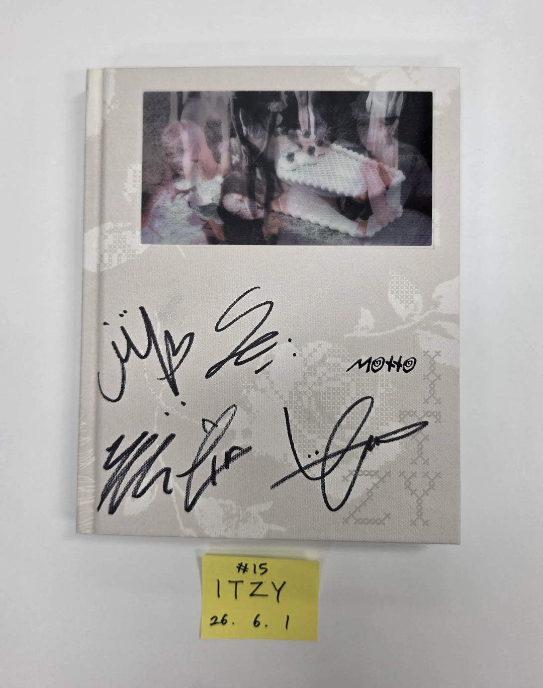 ITZY "Motto"- Hand Autograhped(Signed) Promo Album [26.06.01]