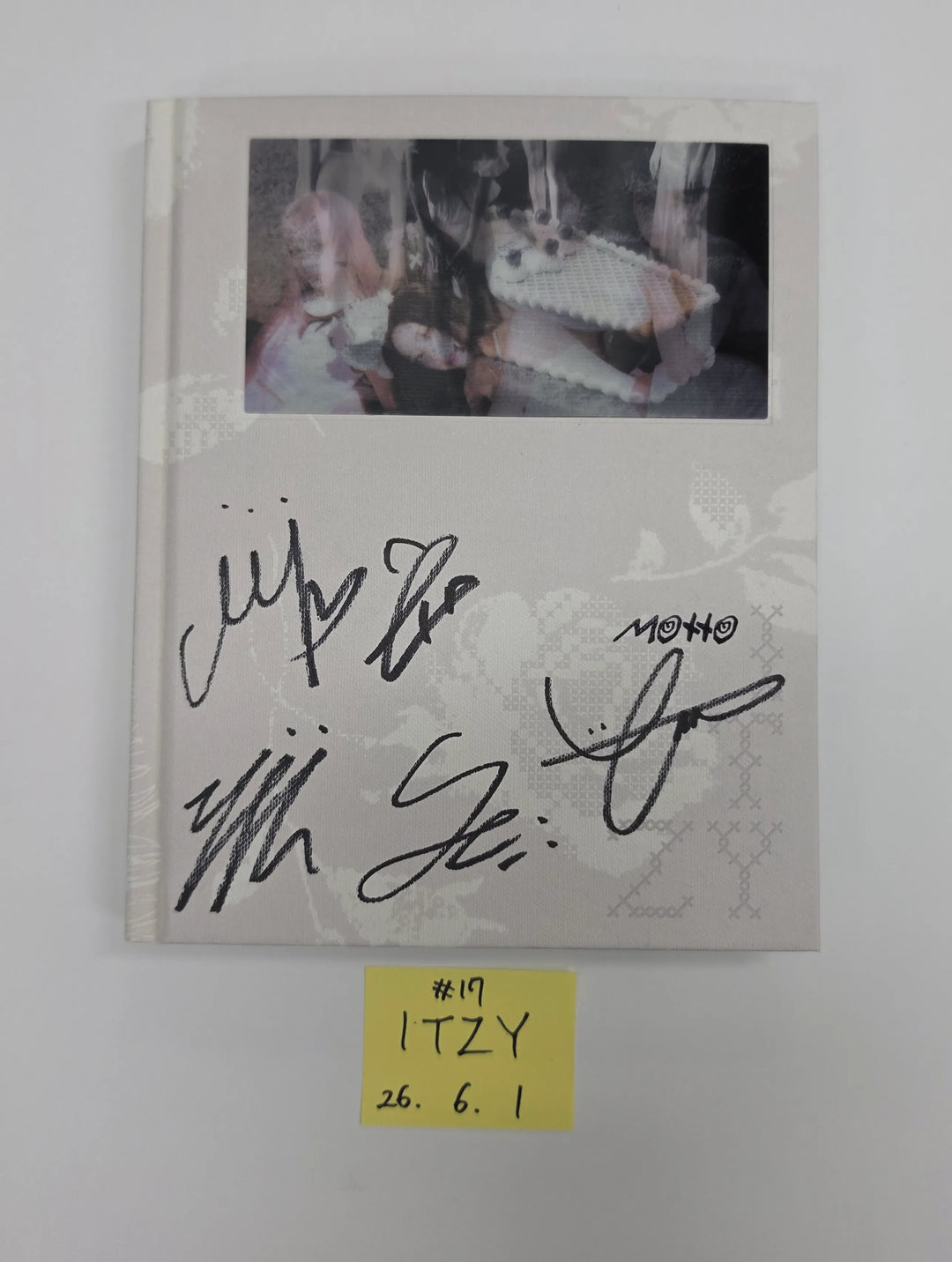 ITZY "Motto"- Hand Autograhped(Signed) Promo Album [26.06.01]