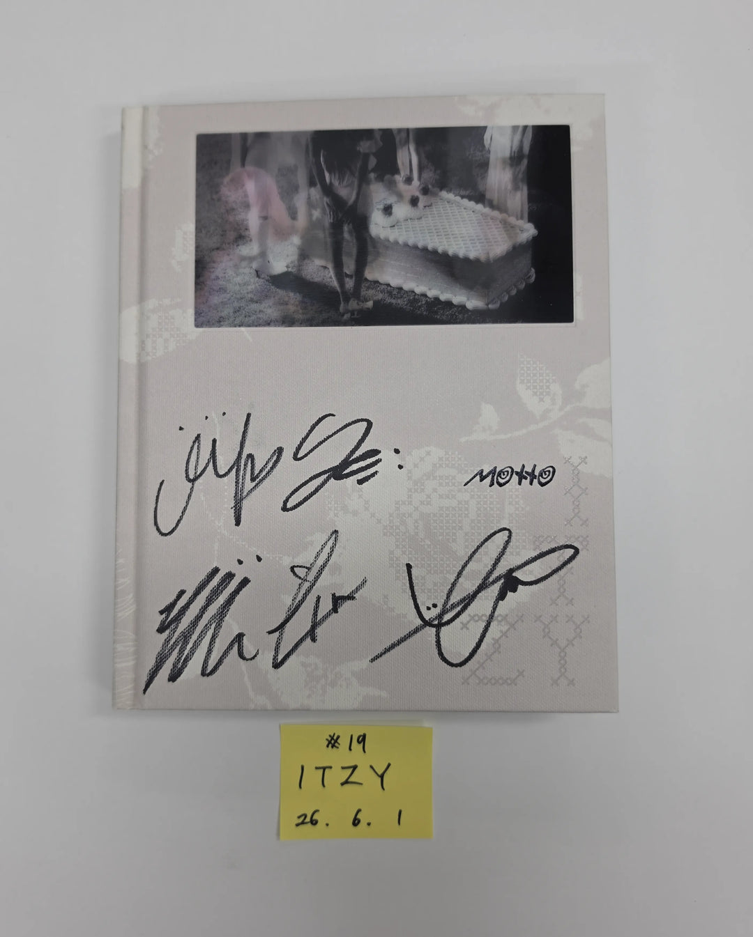 ITZY "Motto"- Hand Autograhped(Signed) Promo Album [26.06.01]