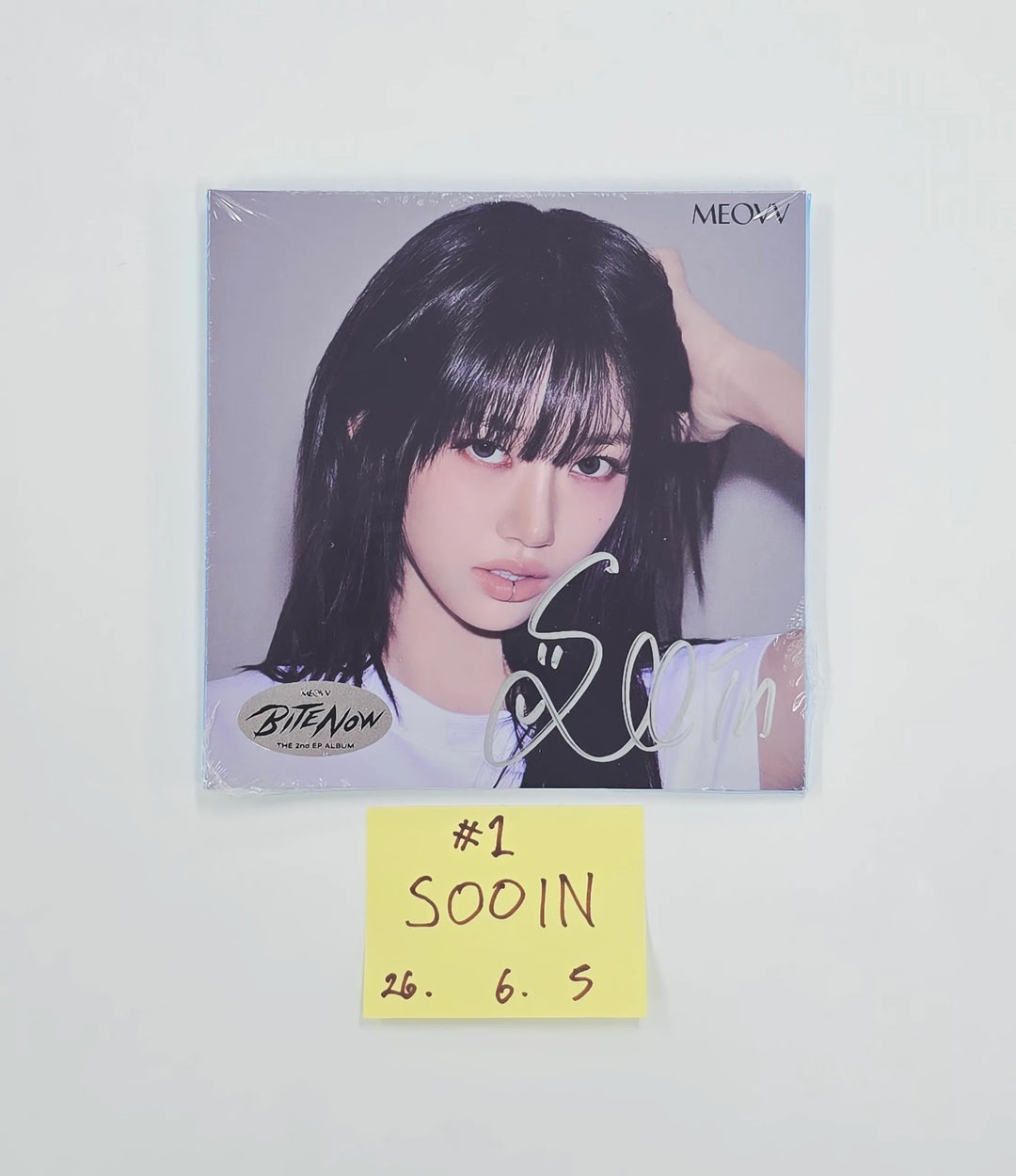 MEOVV "BITE NOW"  - Hand Autographed(Signed) Album [26.06.05]