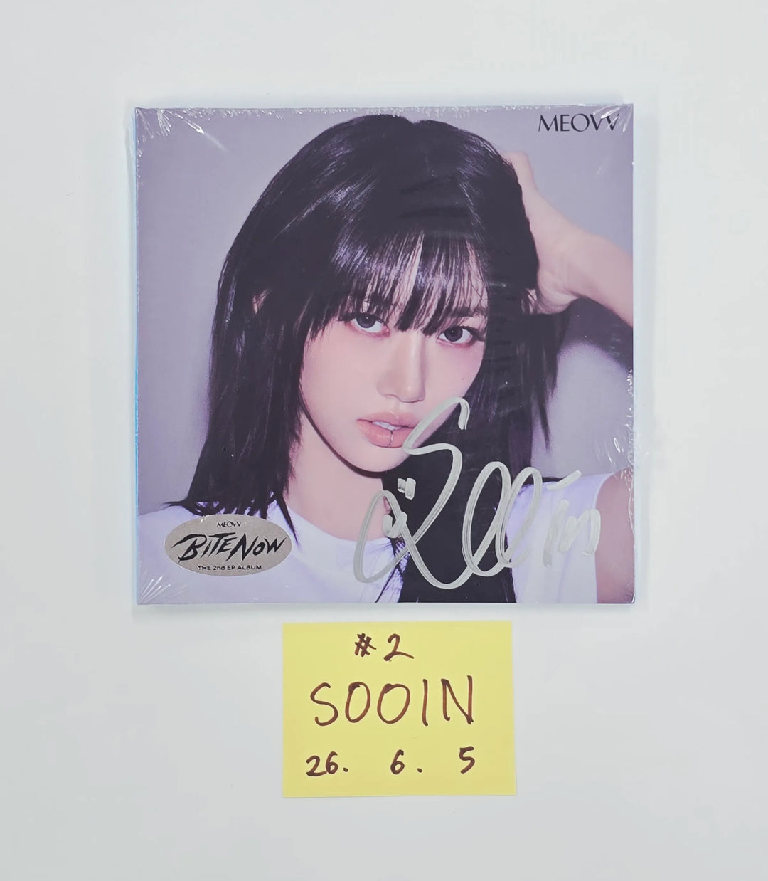 MEOVV "BITE NOW"  - Hand Autographed(Signed) Album [26.06.05]