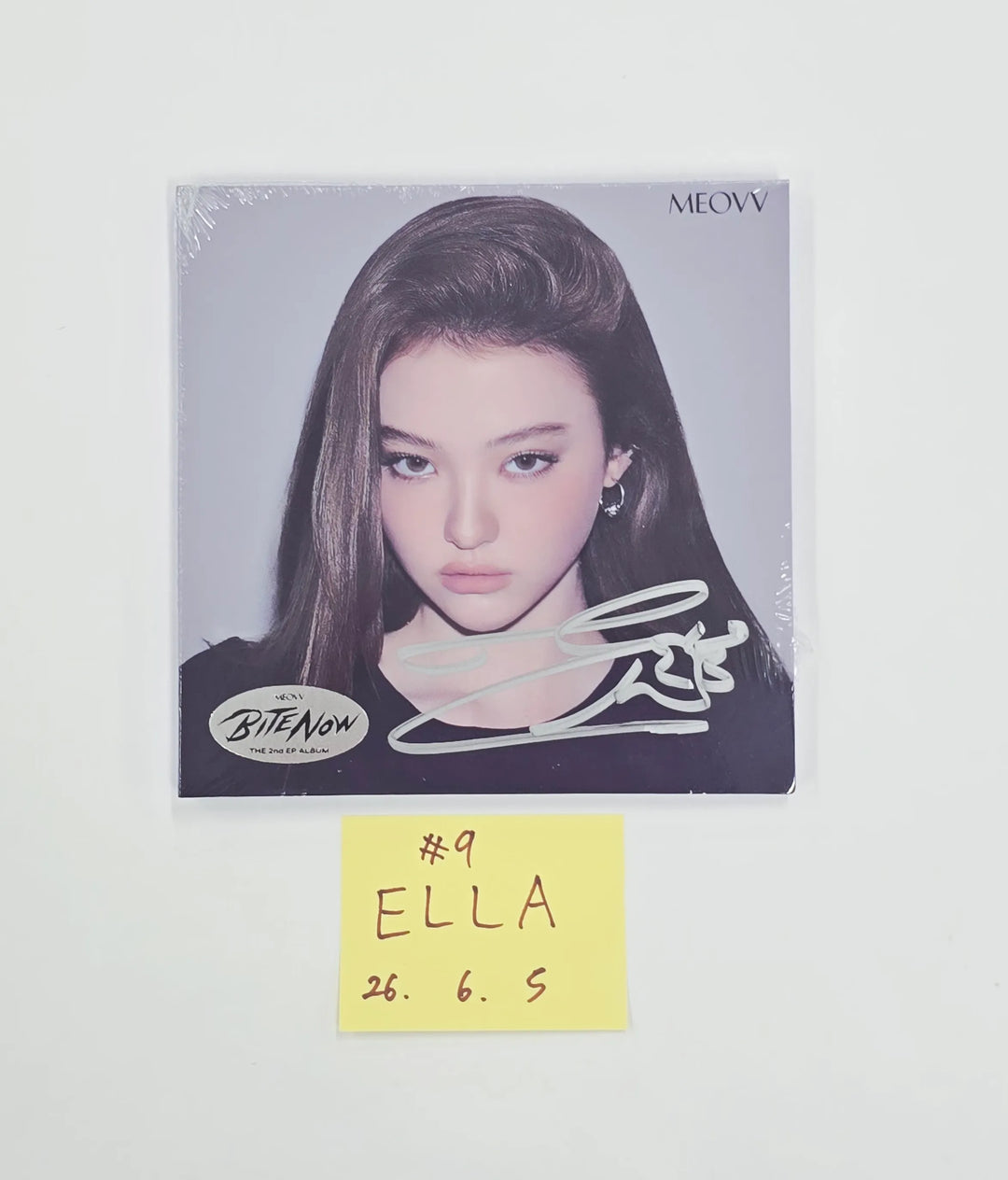 MEOVV "BITE NOW"  - Hand Autographed(Signed) Album [26.06.05]