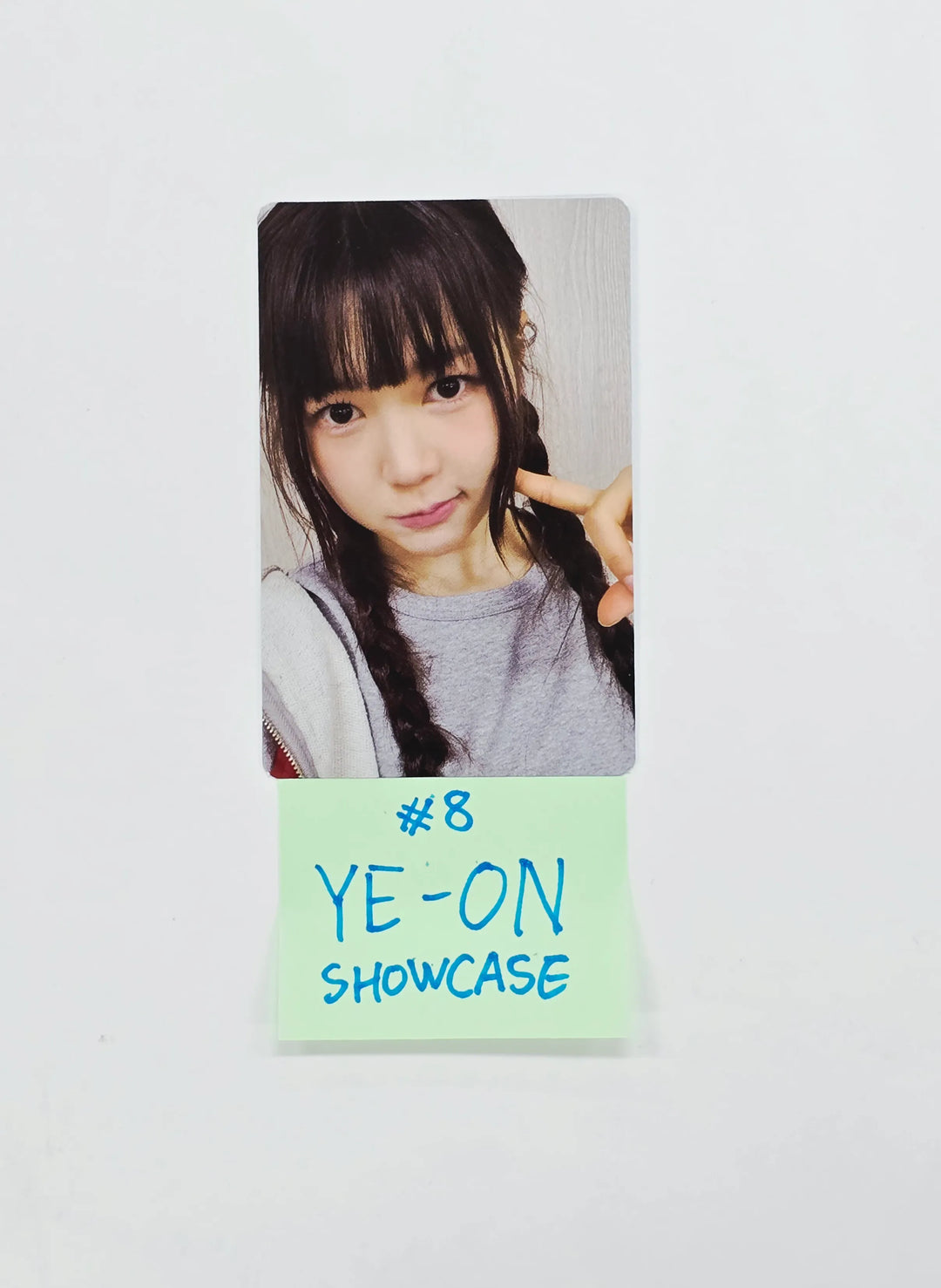 Hearts2Hearts - Debut Showcase Broadcast Photocard [26.07.10]
