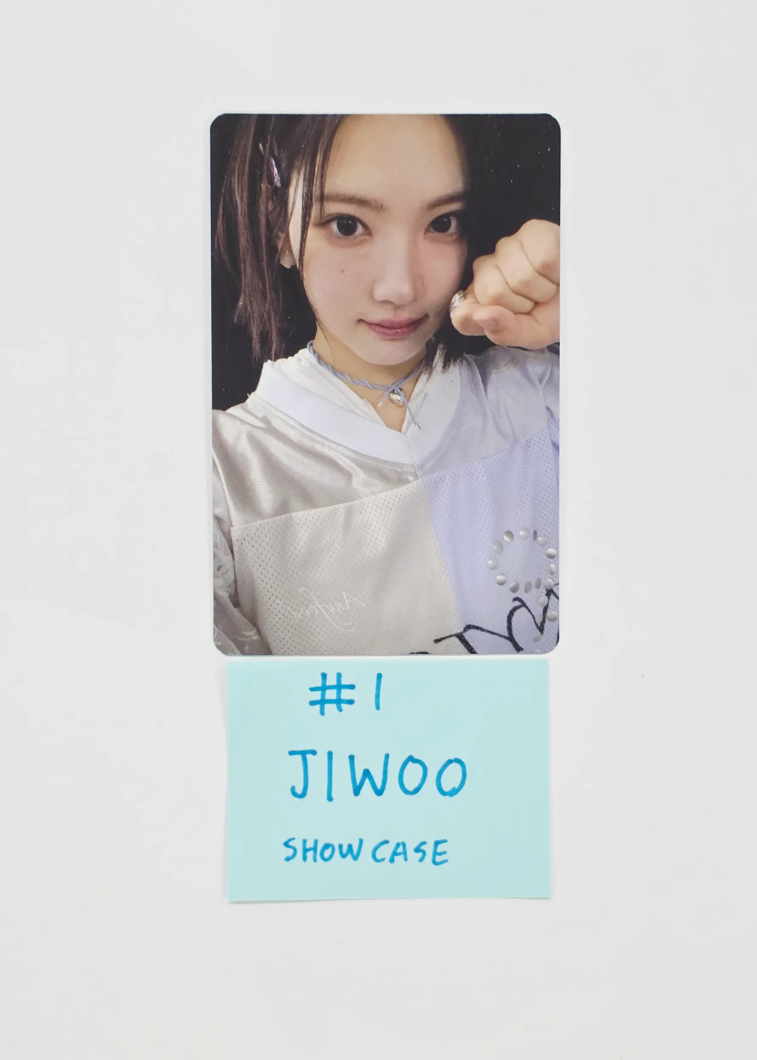 Hearts2Hearts - Debut Showcase Broadcast Photocard [26.07.23]