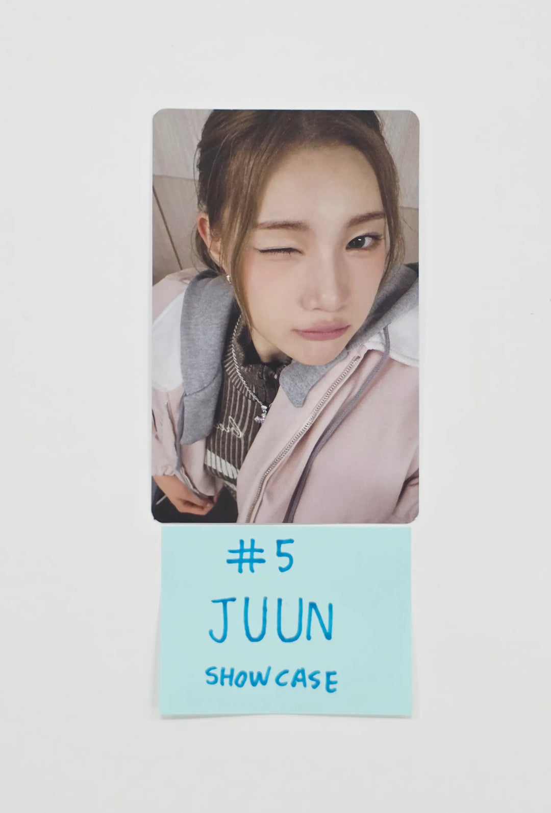Hearts2Hearts - Debut Showcase Broadcast Photocard [26.07.23]