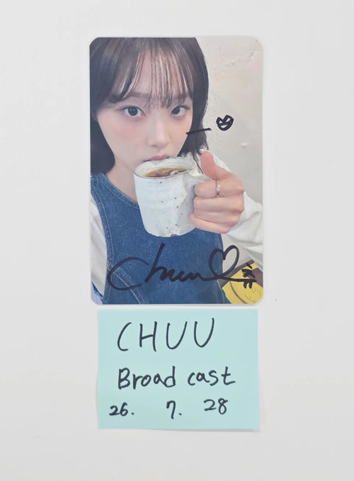 CHUU "Strawberry Rush" - Broadcast Hand Autographed(Signed)  Photocard [26.07.28]