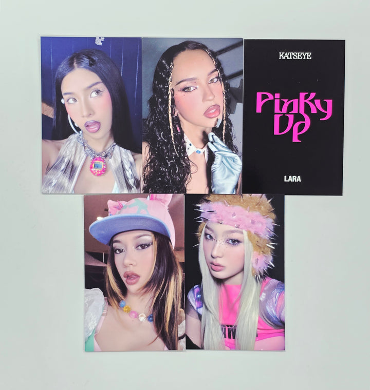 KATSEYE "PINKY UP" - Broadcast Photocard [26.07.31]