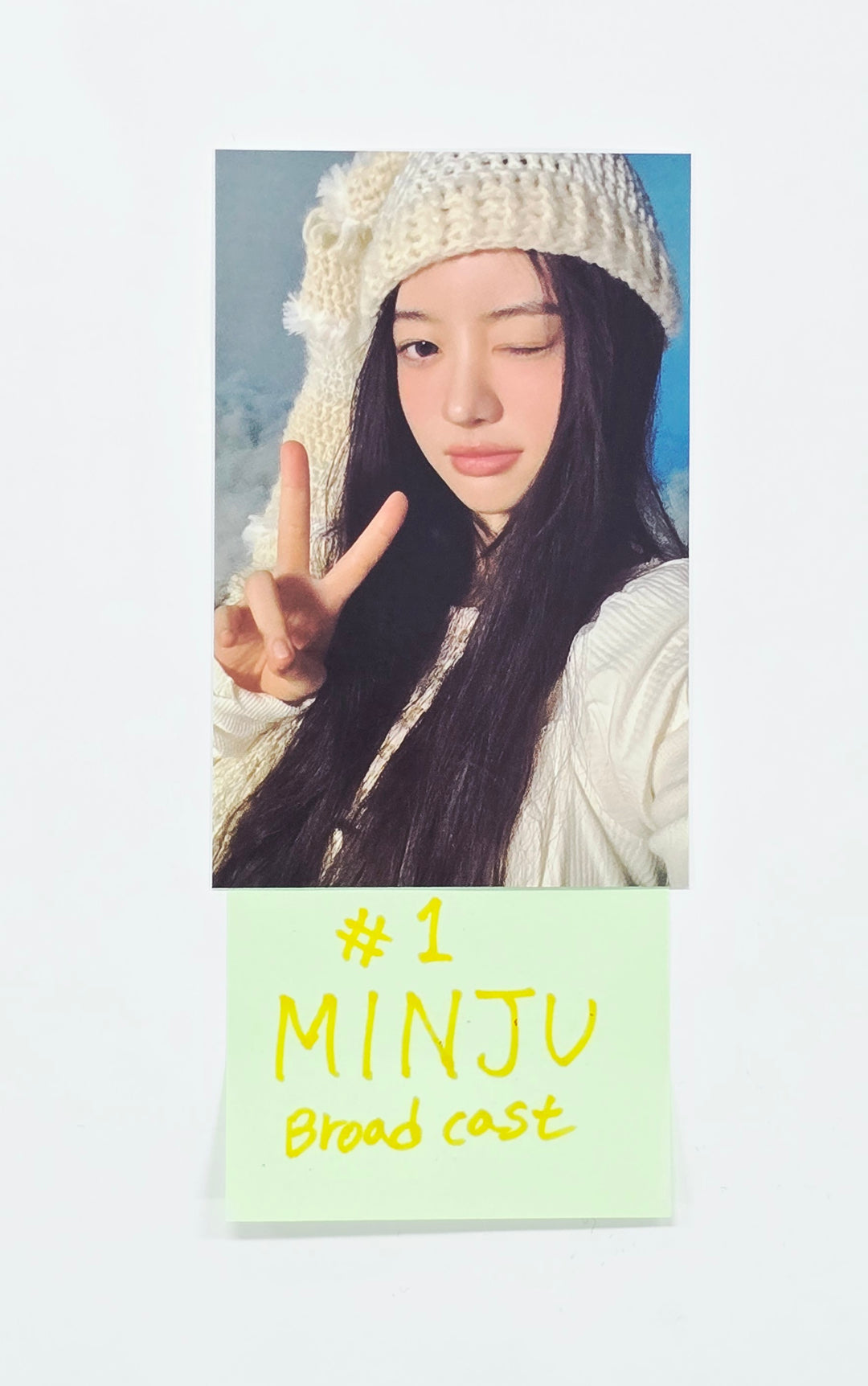 ILLIT "Magnetic" - Debut Broadcast Photocard [26.08.03]