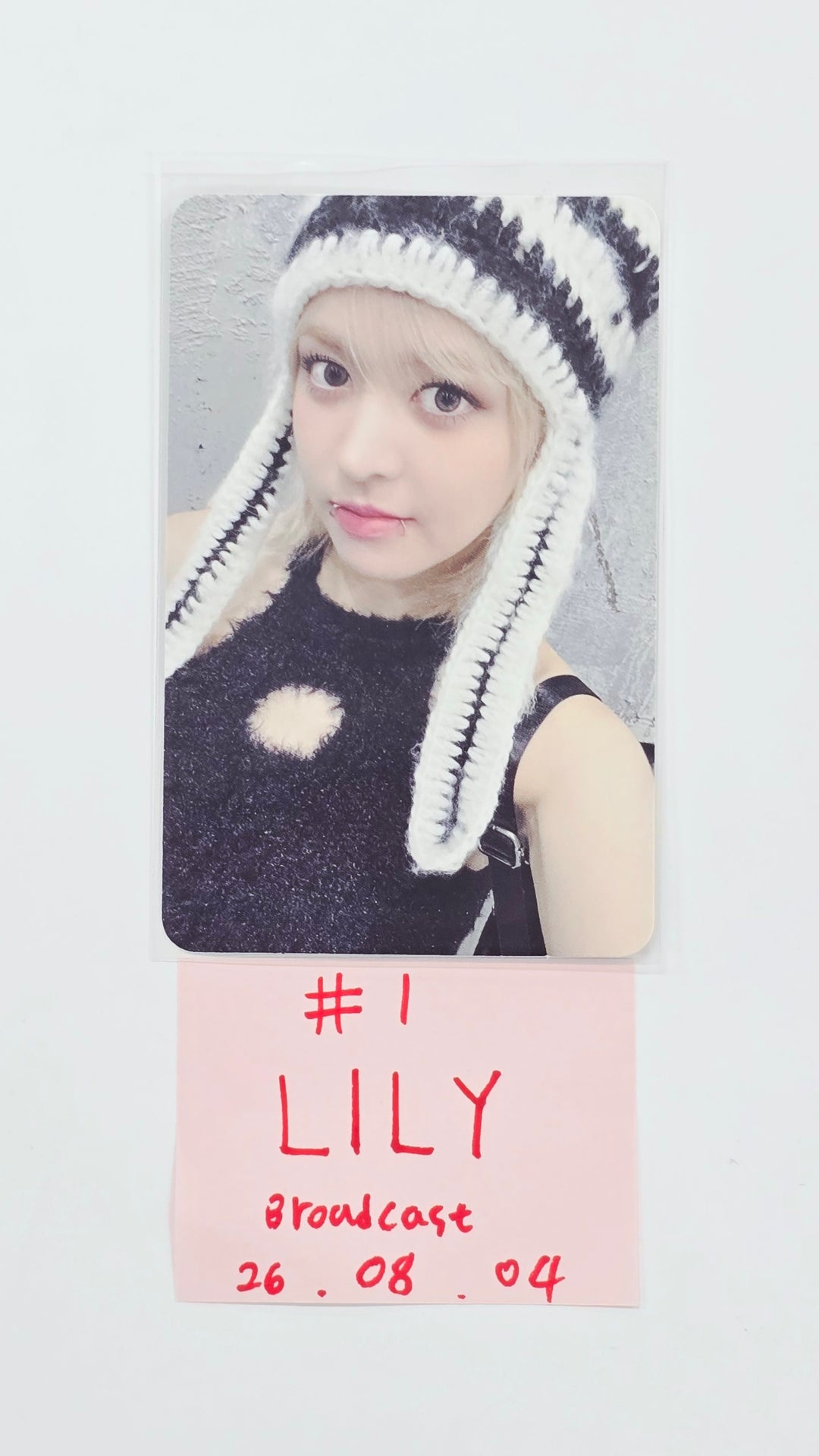 LILY (of NMIXX) - Broadcast Photocard [26.08.04]