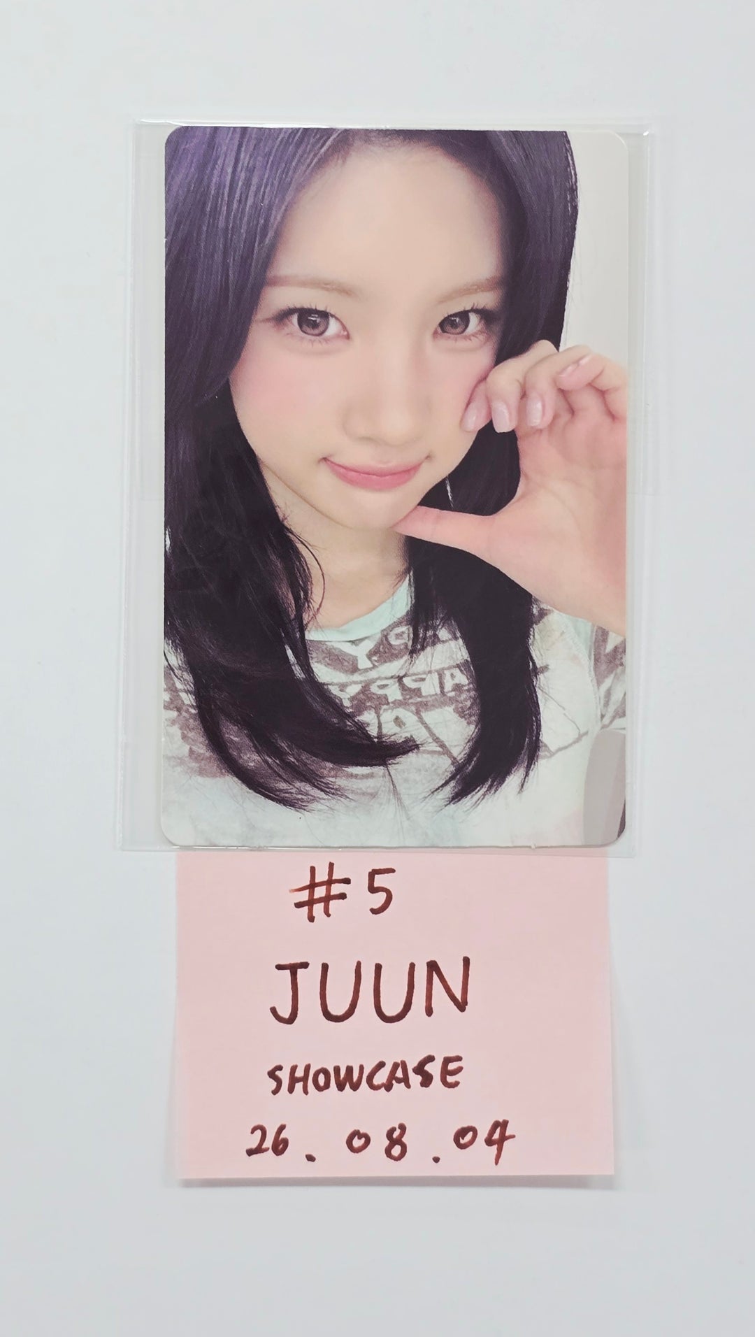 Hearts2Hearts "Lemon Tang" - Berriz Showcase Photocard [26.08.04]