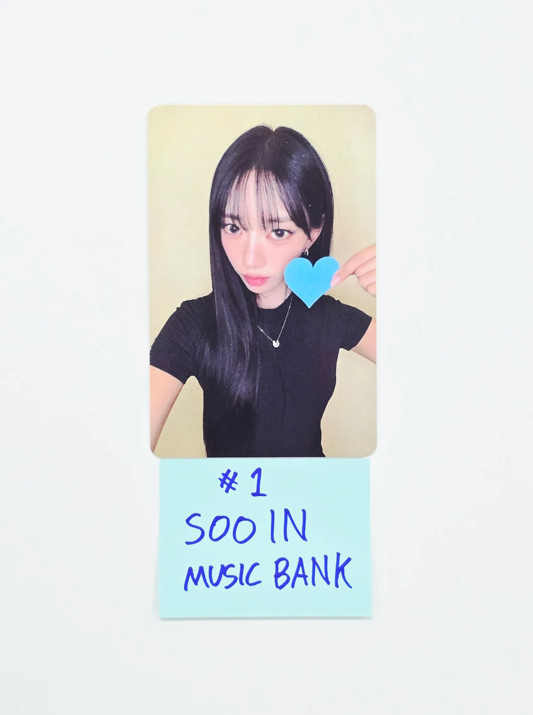 MEOVV - Music Bank Broadcast Photocard [26.09.03] – HALLYUSUPERSTORE