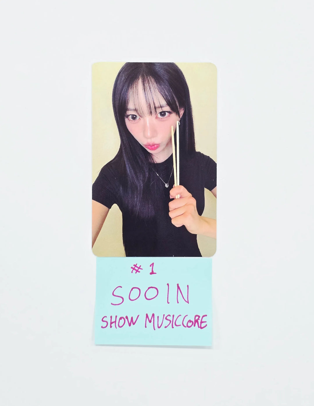 MEOVV - SHOW MUSIC CORE Broadcast Photocard [26.09.03]