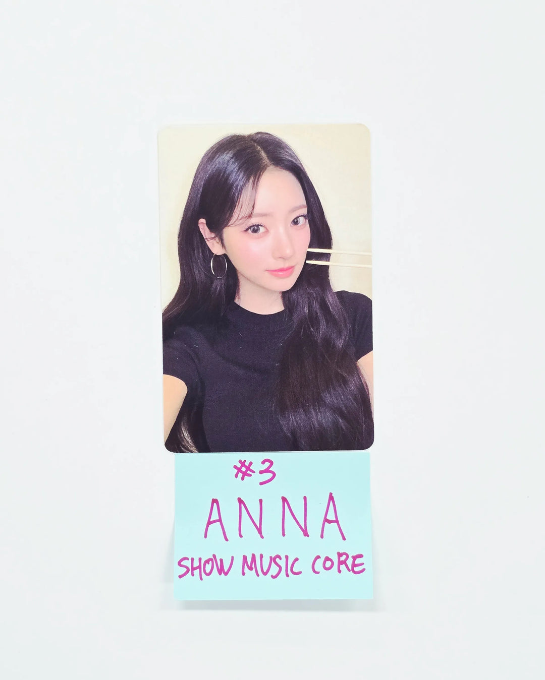 MEOVV - SHOW MUSIC CORE Broadcast Photocard [26.09.03]