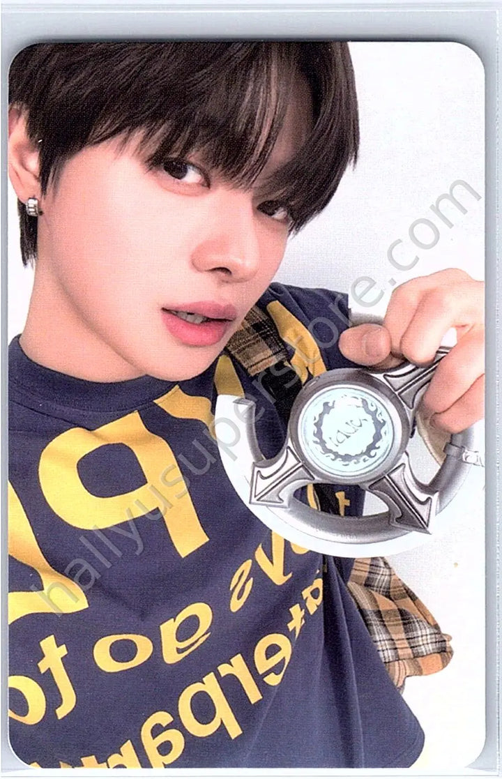 ALPHA DRIVE ONE - Leo - Alpha Drive One Official Light Stick merch photocard