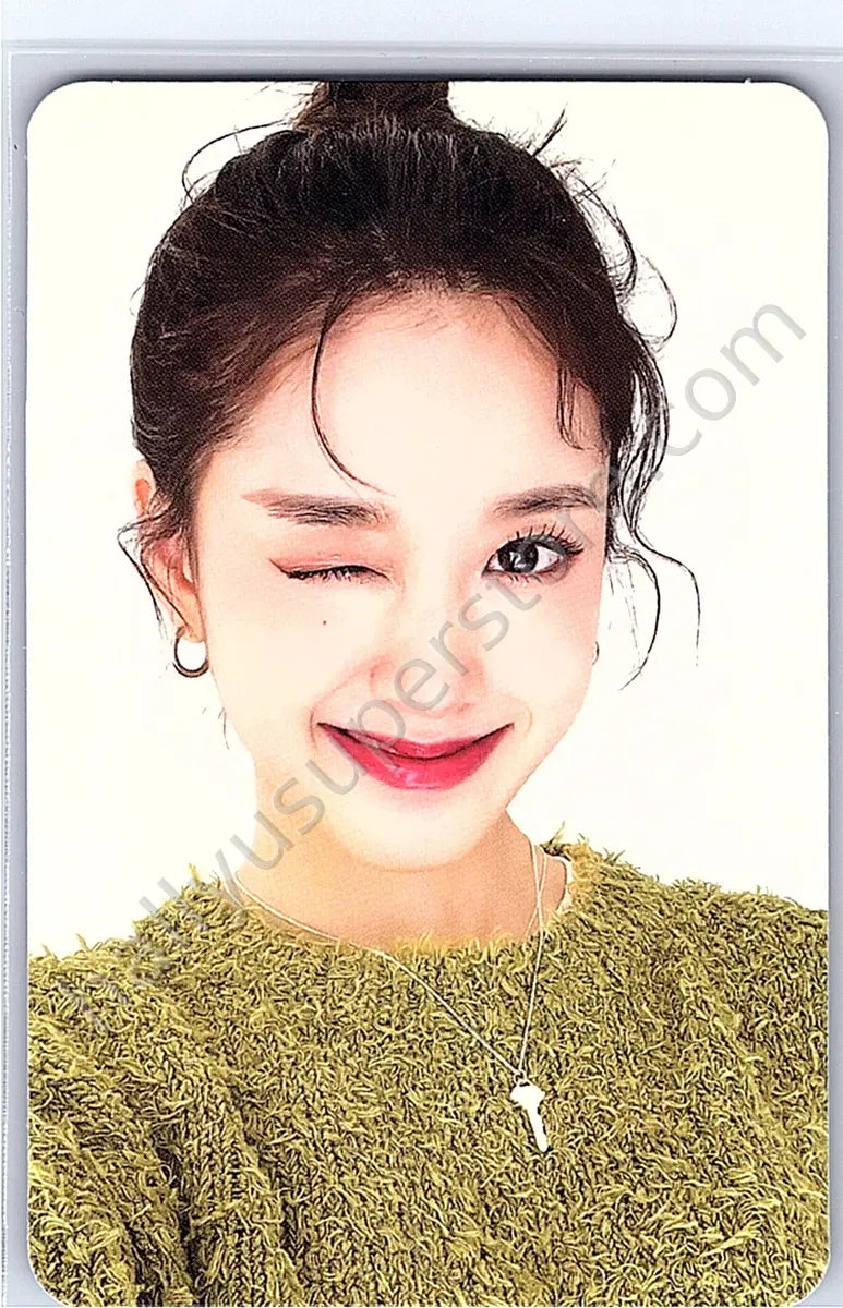 STAYC - J - Holiday in STAYC (SWITH 1st Membership Kit)
