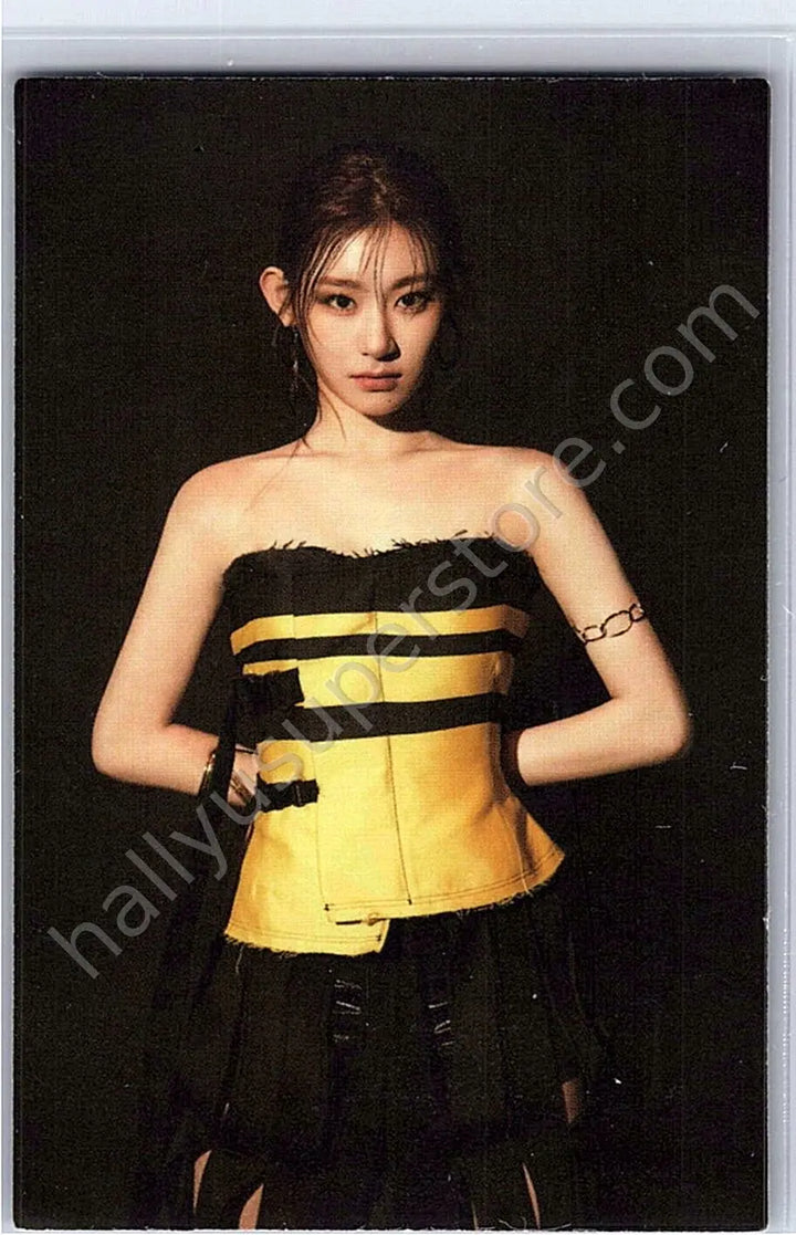 ITZY - Chaeryeong - GUESS WHO album photocard concept version double-sided first press only non-selfie