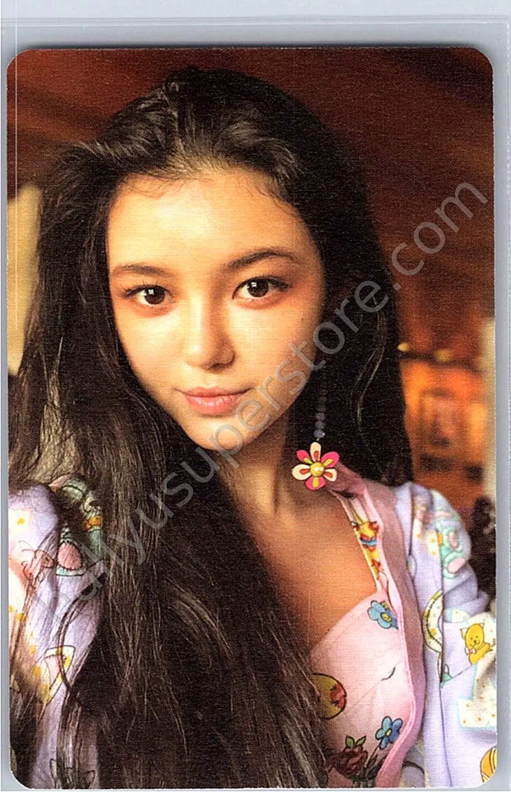 NewJeans - Danielle - NewJeans 1st EP “New Jeans” album photocard bluebook version danielle version