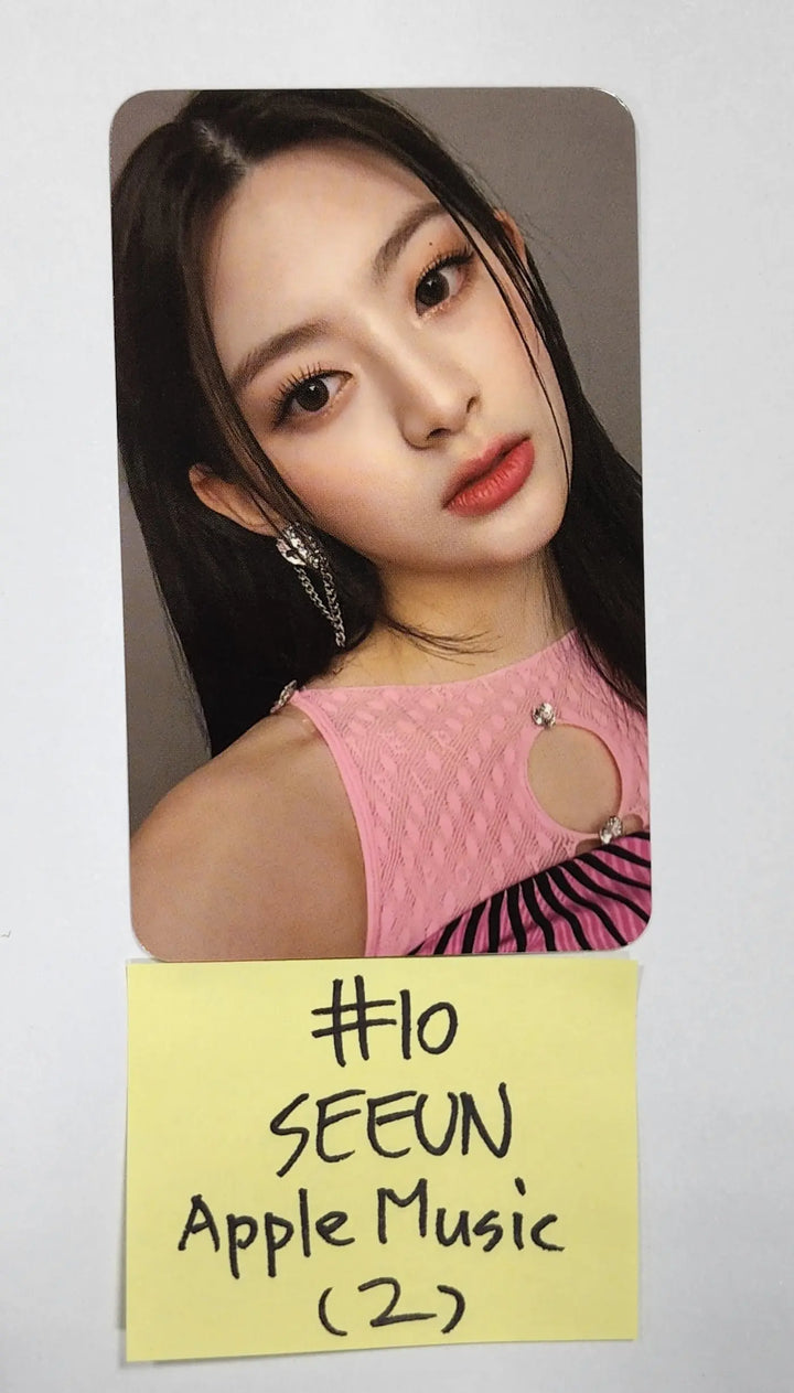 StayC 'YOUNG-LUV.COM' - Pre-Order Benefit Photocard, Luckydraw Photocard (1) - HALLYUSUPERSTORE