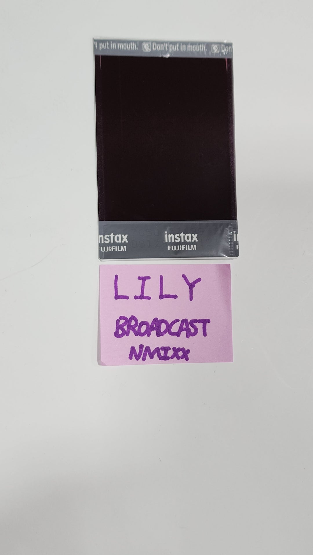 LILY (of NMIXX) 'ENTWURF' - 친필 사인(사인) 폴라로이드