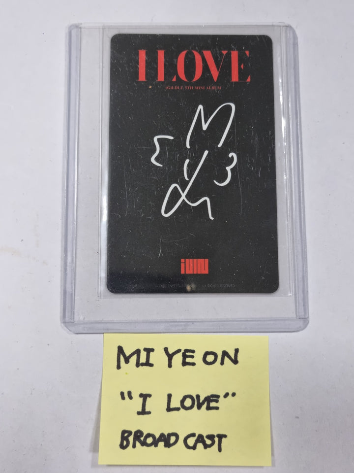 Miyeon, Yuqi (Of (G) I-DLE) "I love"  - Broadcast Photocard