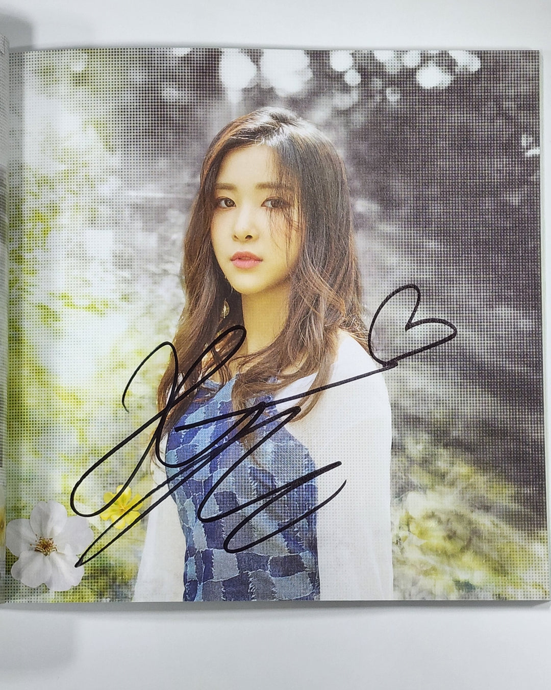 NATURE "NATURE WORLD : CODE W" - Hand Autographed(Signed) Album