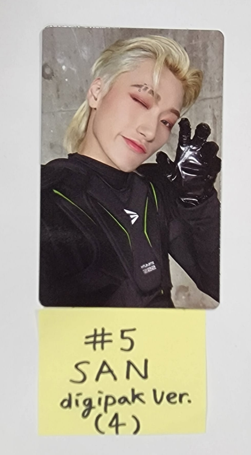 Ateez "The World Ep.1 - MOVEMENT" - Official Photocard [Digipack Ver.]