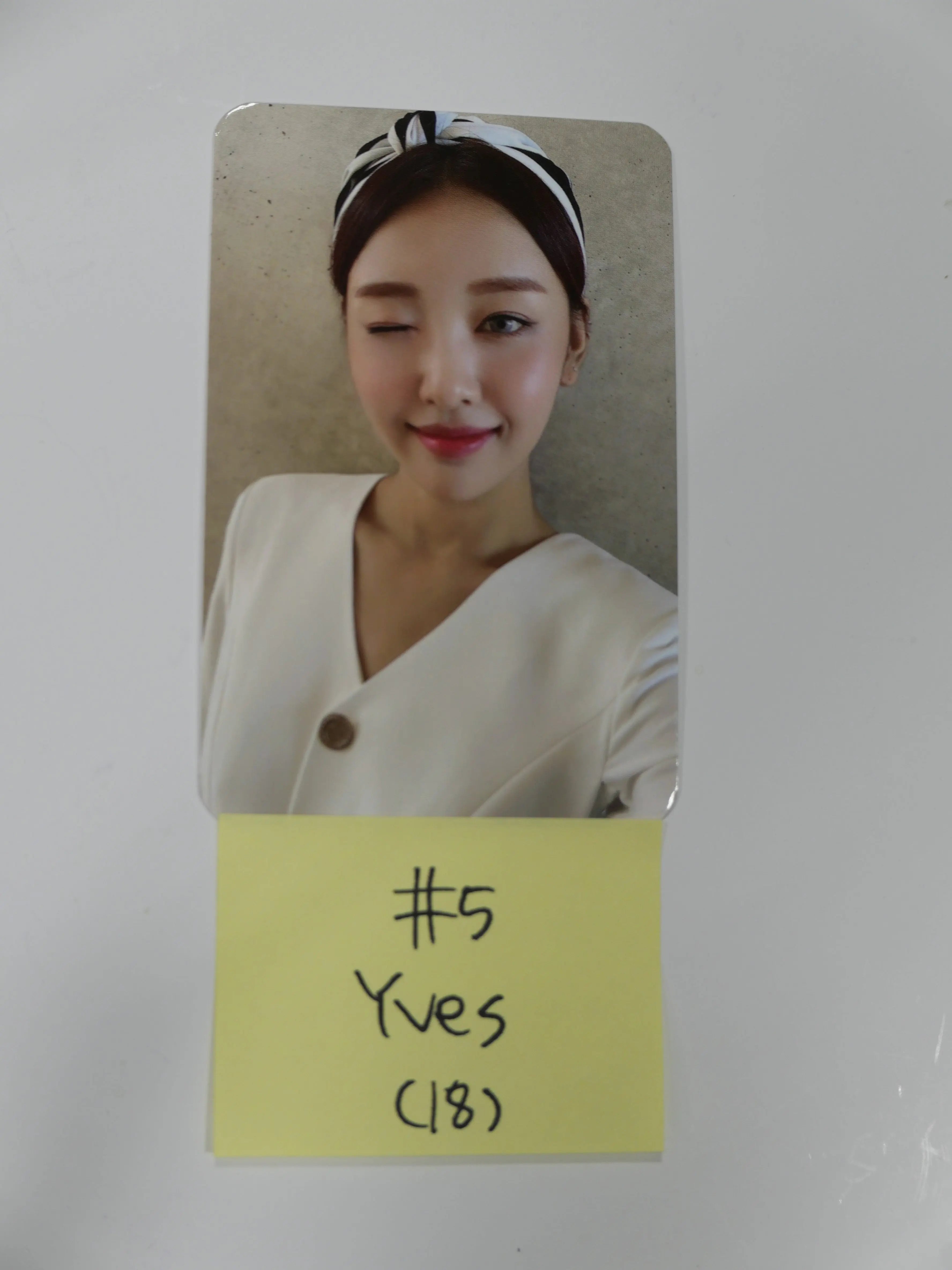 Loona 12:00 - Official Photocard - Yves - HALLYUSUPERSTORE